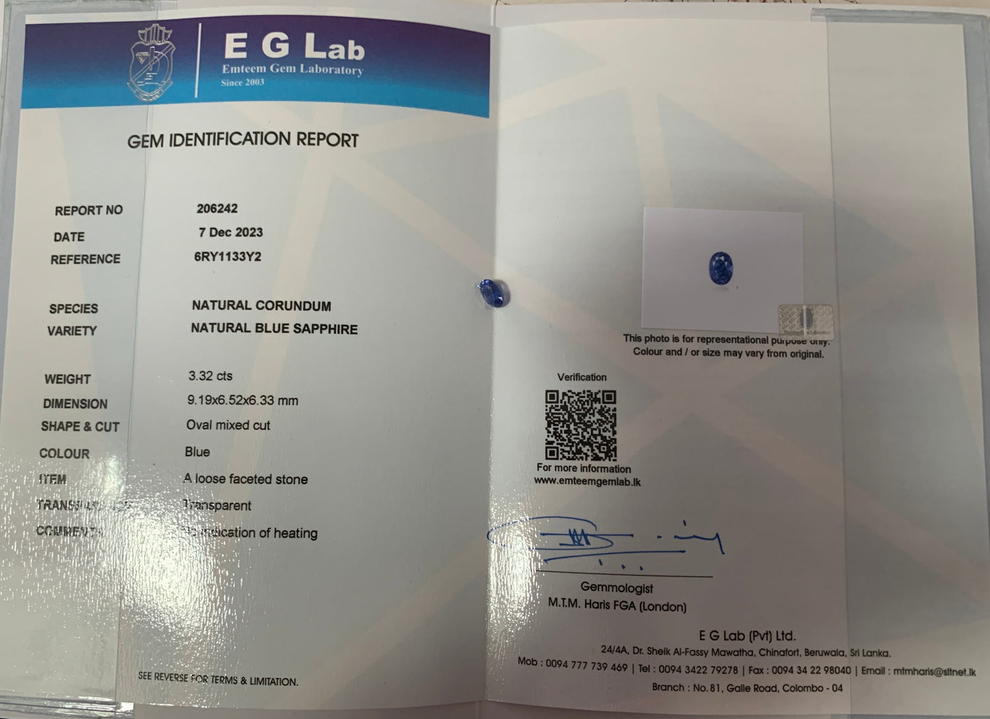 Un rapport d'identification de saphir bleu naturel non traité de Bonnot Paris est présenté. Il présente des détails tels que le numéro du rapport, la date, le poids (3,02 ct), les dimensions, la forme et la couleur. Un petit saphir bleu repose élégamment sur le document, idéal pour créer un bijou sur mesure.