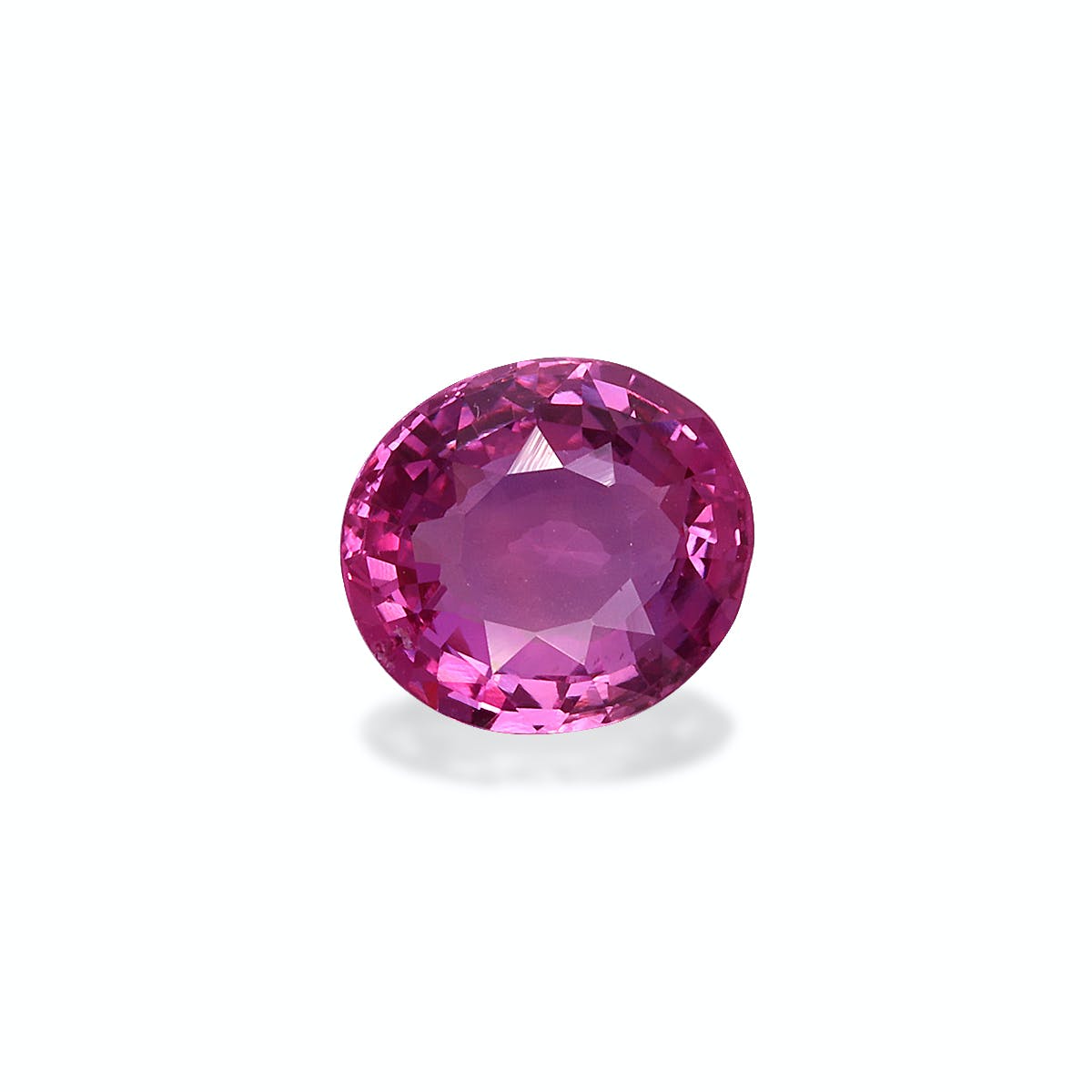 Le Saphir Rose · 2,03 ct de Bonnot Paris est une pierre précieuse rose ronde et facettée présentée sur un fond clair, mettant en valeur sa couleur vibrante et ses coupes complexes qui captent magnifiquement la lumière.