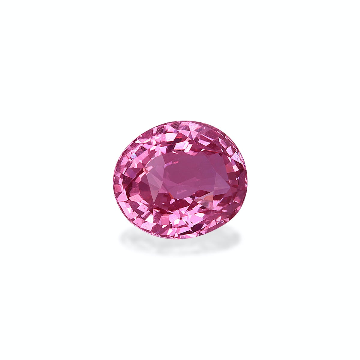 Le Saphir Rose · 3,55ct de Bonnot Paris est une pierre précieuse rose étincelante de taille ovale sur fond blanc, dotée de multiples facettes qui reflètent magnifiquement la lumière pour une apparence vibrante et brillante.