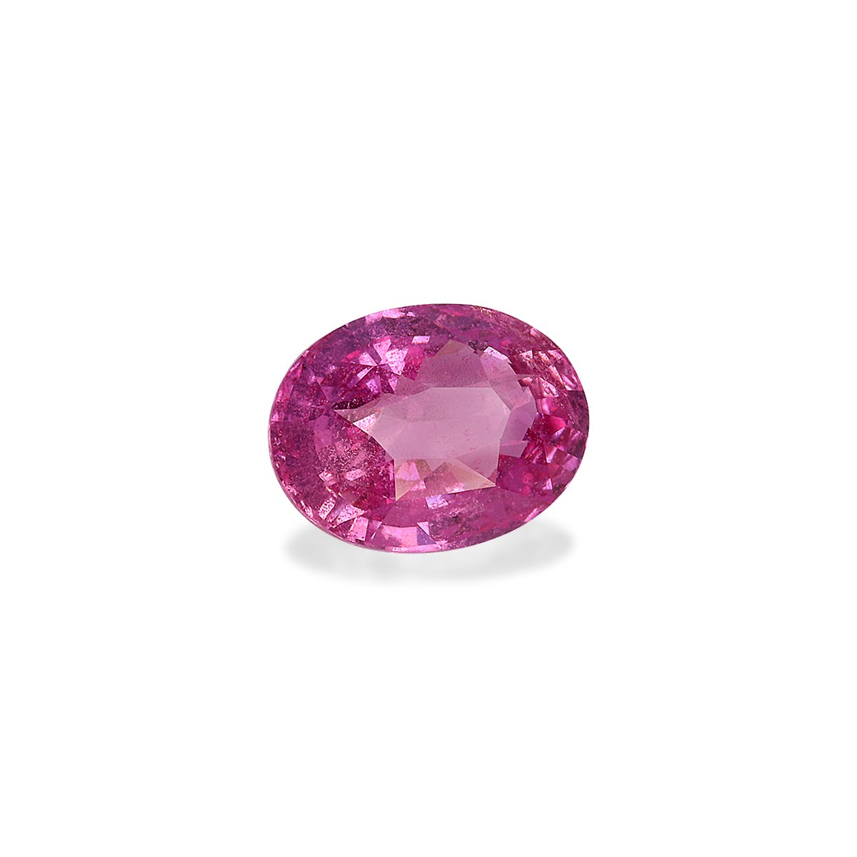 La pierre précieuse Saphir Rose de forme ovale · 3 carats de Bonnot Paris présente une surface rose facettée reflétant la lumière avec élégance, positionnée sur un fond blanc uni et projetant une ombre subtile en dessous.