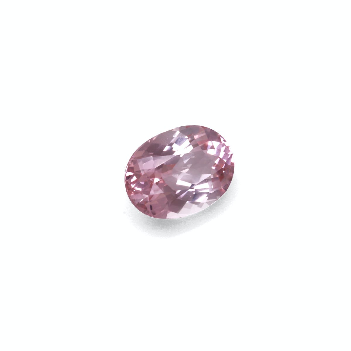 La Tourmaline Rose · 7,36 ct de Bonnot Paris est une pierre précieuse facettée de forme ovale avec une teinte rose affichée sur un fond blanc uni, taillée de manière experte pour mettre en valeur ses facettes étincelantes et ses surfaces réfléchissantes.