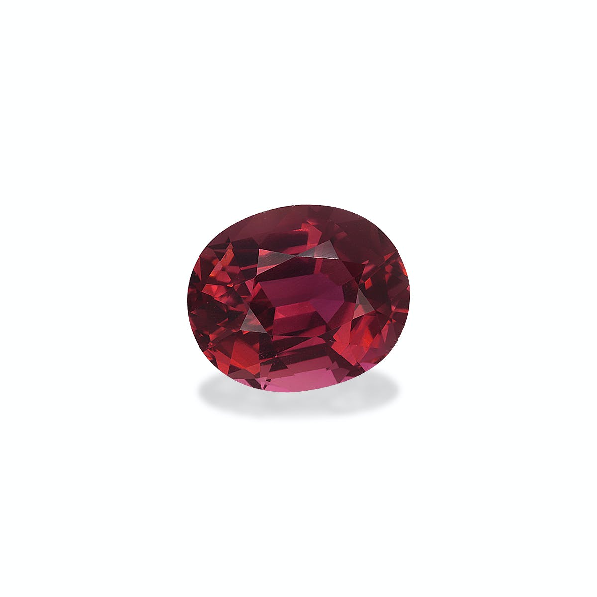 Une captivante pierre précieuse Tourmaline Rose de Bonnot Paris, pesant 6,49 ct, présente sa taille ovale rouge foncé qui reflète la lumière dans des facettes scintillantes sur un fond blanc uni.