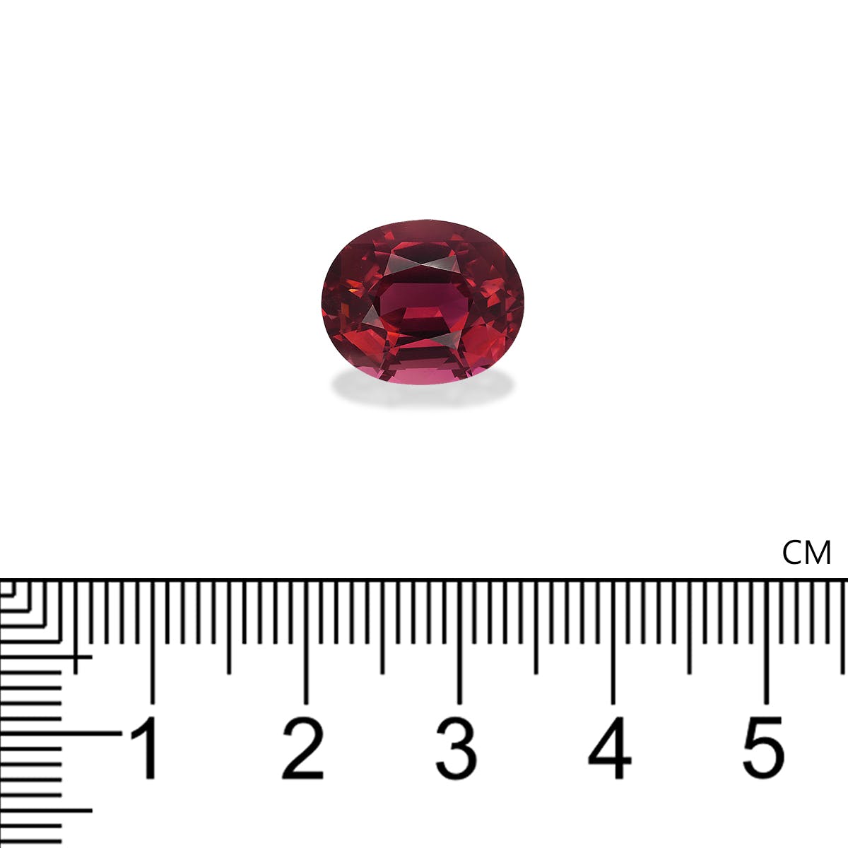 Une pierre précieuse Tourmaline Rose de Bonnot Paris, pesant 6,49 ct et mesurant environ 1,5 cm de longueur, est sertie sur un fond blanc avec une règle centimétrique noire et blanche pour l'échelle.