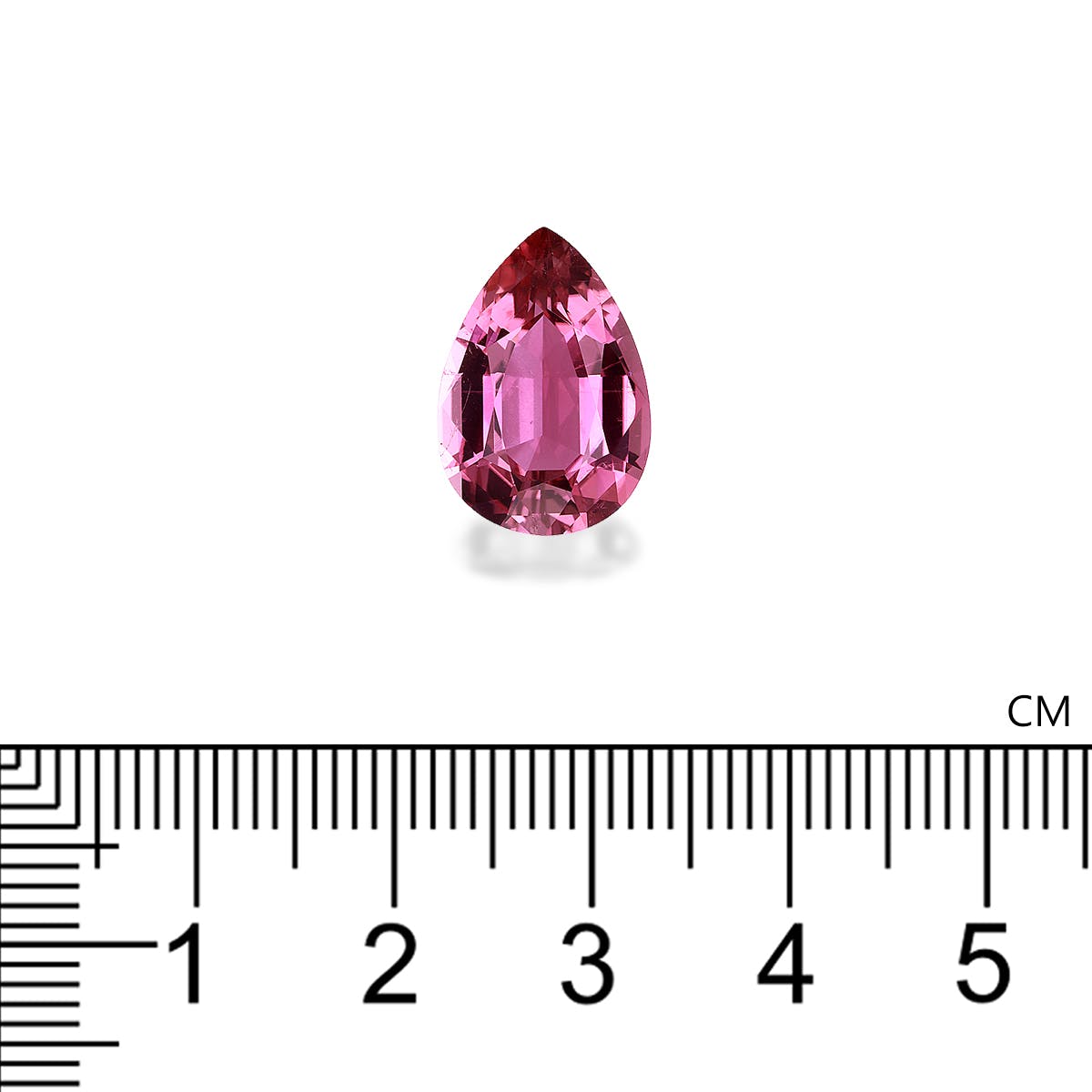 Une pierre précieuse Tourmaline Rose · 6,77ct de Bonnot Paris, rose et en forme de poire, est posée sur un fond blanc au-dessus d'une échelle centimétrique, située entre les repères de 2 cm et 3 cm.