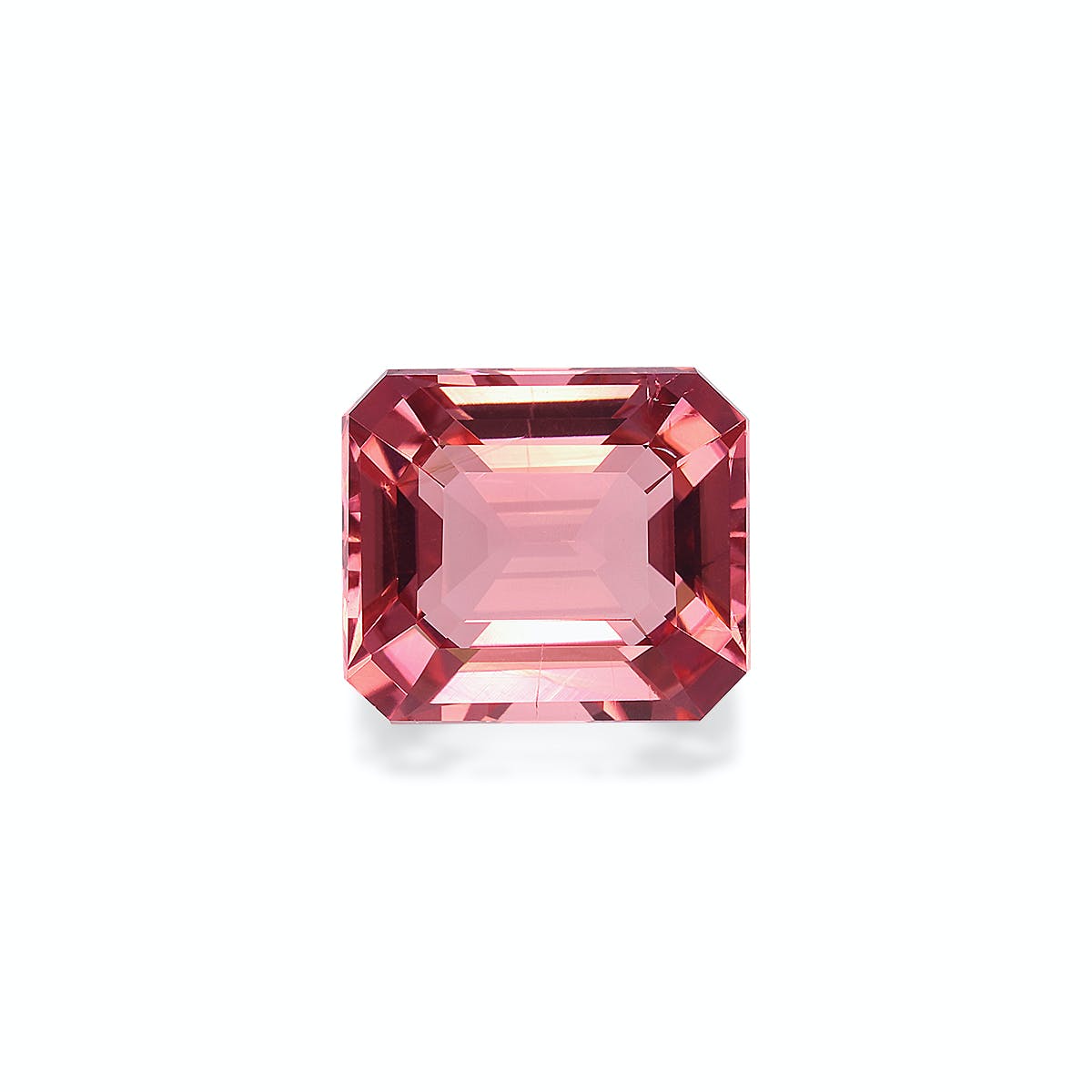 La Tourmaline Rose de Bonnot Paris est une pierre précieuse rose de 6,53 carats avec une forme rectangulaire taille émeraude facettée, des coins biseautés et un motif carré central, reflétant magnifiquement la lumière sur un fond blanc uni.