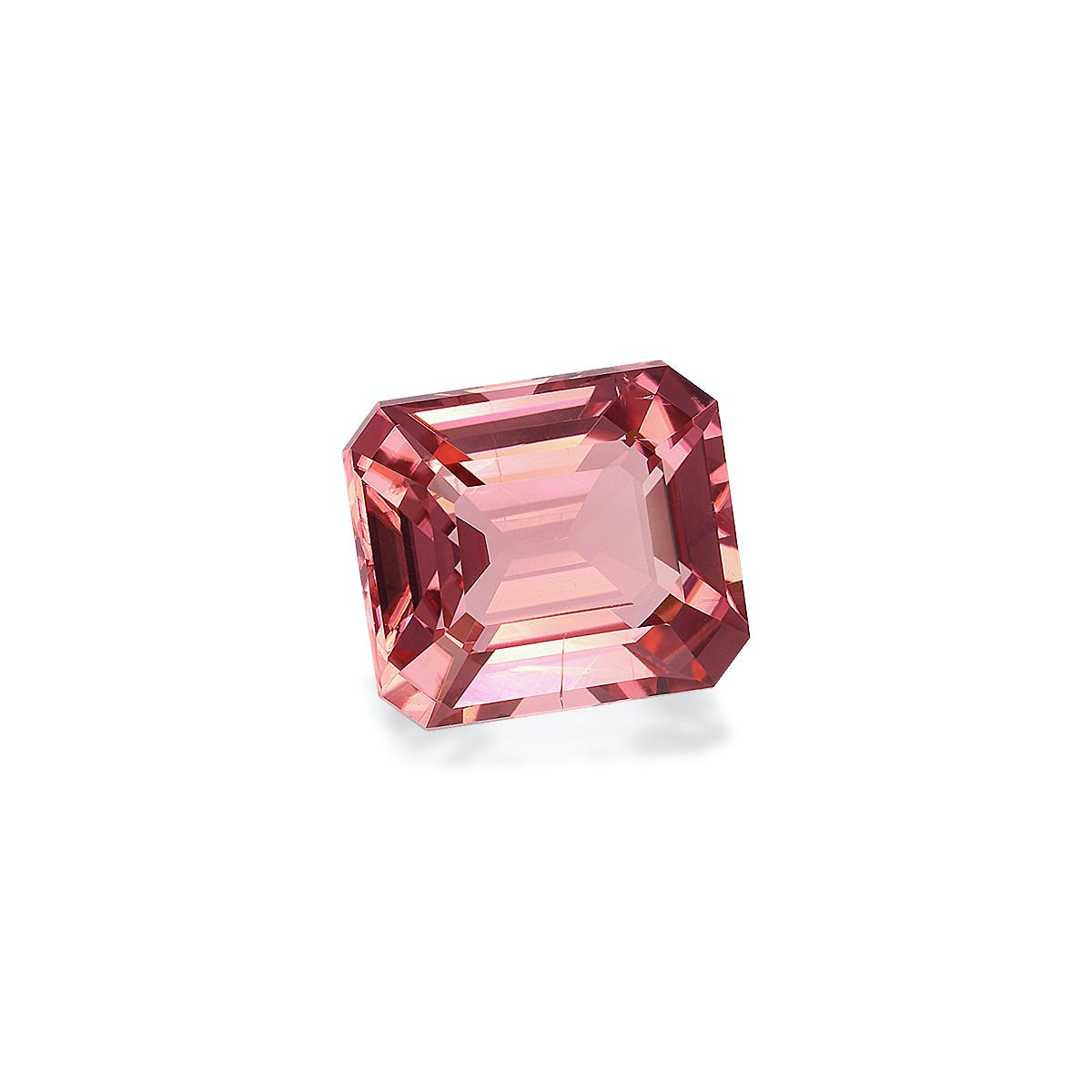 La Tourmaline Rose de Bonnot Paris est une pierre précieuse de forme carrée de 6,53 carats avec une teinte rose foncé et de multiples facettes qui reflètent la lumière, affichée sur un fond blanc uni.