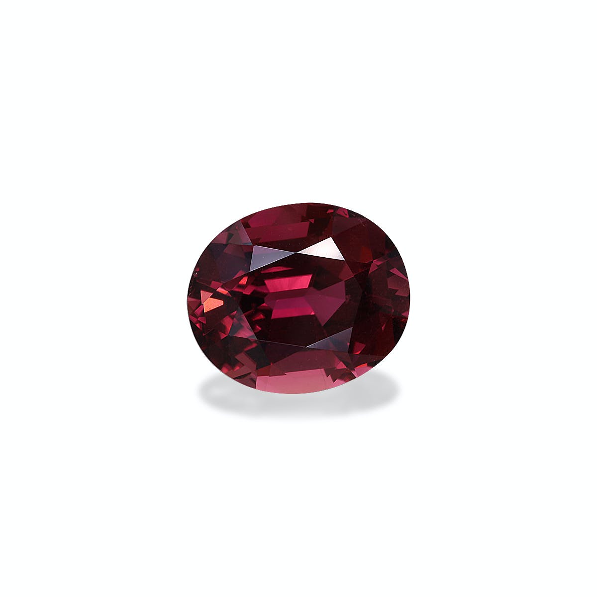 La « Tourmaline Rose » de Bonnot Paris est une pierre précieuse de taille ovale rouge foncé de 6,32 ct avec des facettes réfléchissant la lumière sur un fond blanc uni.