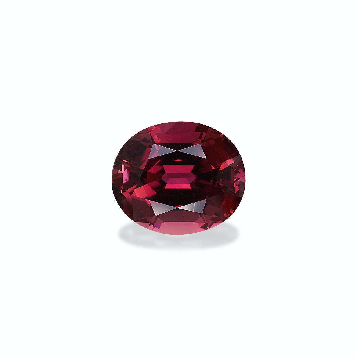 La Tourmaline Rose · 6,32 carats de Bonnot Paris est une pierre précieuse rouge taille ovale dont les facettes reflètent magnifiquement la lumière, sertie sur un fond blanc uni. Sa teinte riche et profonde, aux reflets marron et bordeaux, lui confère une allure élégante et luxueuse.