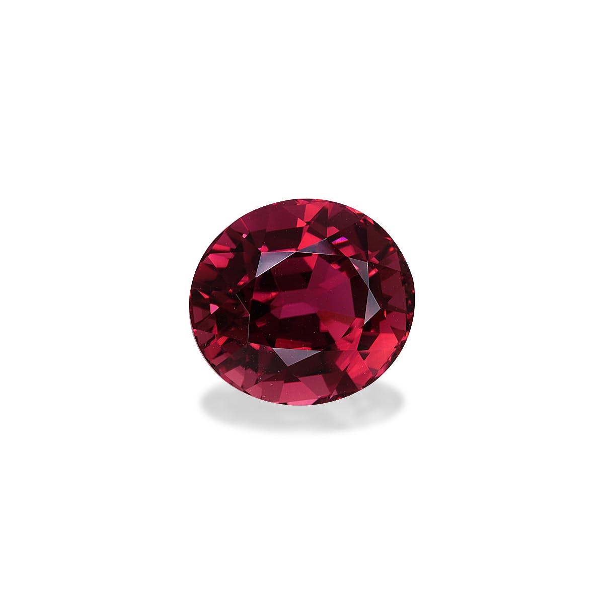 Gros plan de la Tourmaline Rose rouge foncé de 6,18 carats de Bonnot Paris avec des facettes complexes réfléchissant la lumière sur un fond blanc uni et une ombre subtile en dessous.