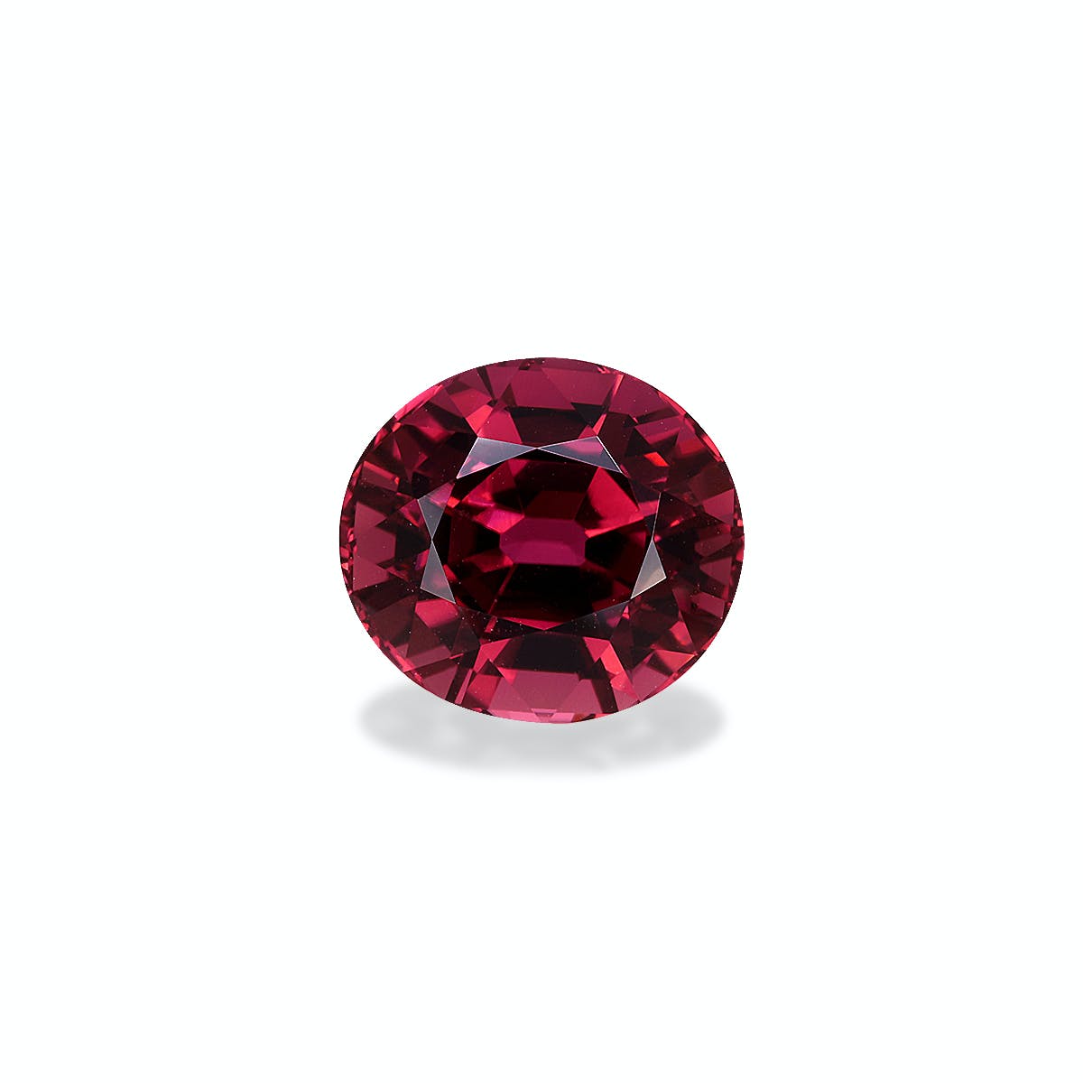 La Tourmaline Rose · 6,18 ct de Bonnot Paris, une pierre précieuse rouge à facettes rondes, est présentée sur un fond gris clair avec des teintes pourpres profondes et des facettes chatoyantes formant un motif élégant et symétrique.