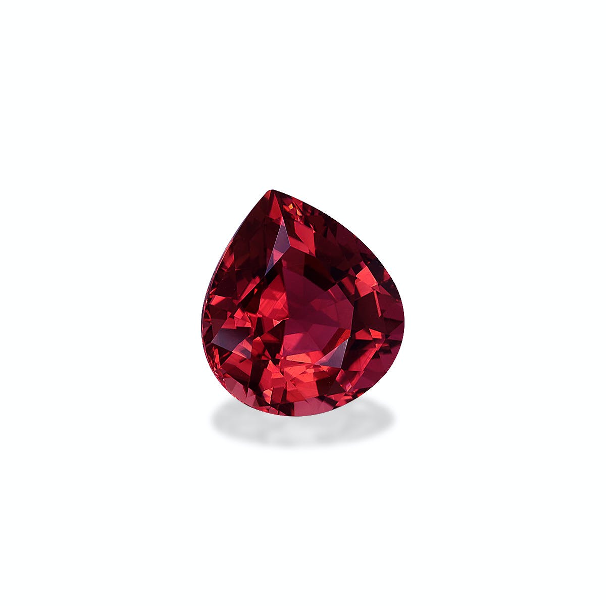 Une Tourmaline Rose de 7,26 carats de Bonnot Paris, en forme de poire et avec une surface facettée, reflète la lumière sur un fond blanc uni.