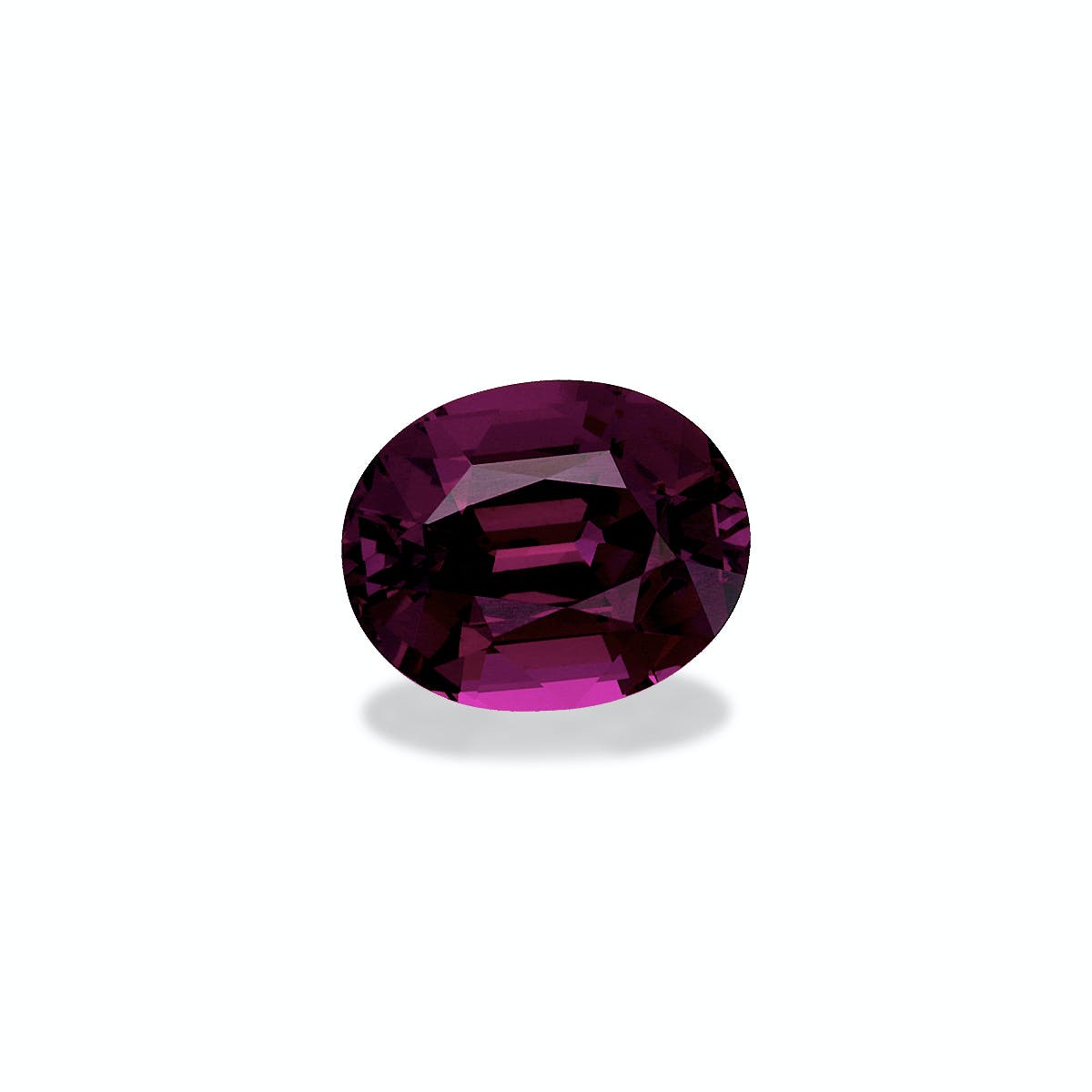 Le Grenat Umbalite de 4,06 carats de Bonnot Paris est une pierre précieuse ovale d'un violet profond, sertie sur un fond clair. Sa surface brillante met en valeur des facettes internes complexes, créant diverses nuances de violet et des reflets captivants.
