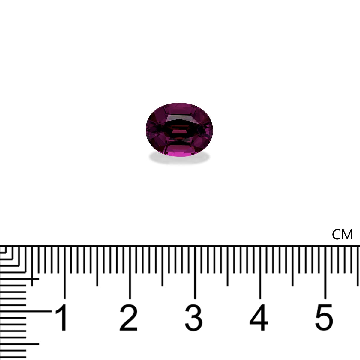 Sur une surface blanche repose une petite ombalite de grenat ovale, d'un violet profond. En dessous, une règle noire et blanche graduée de 0 à 5 cm indique la taille approximative de la pierre, soit 0,8 cm. Cette magnifique pièce de 4,06 carats est signée Bonnot Paris.