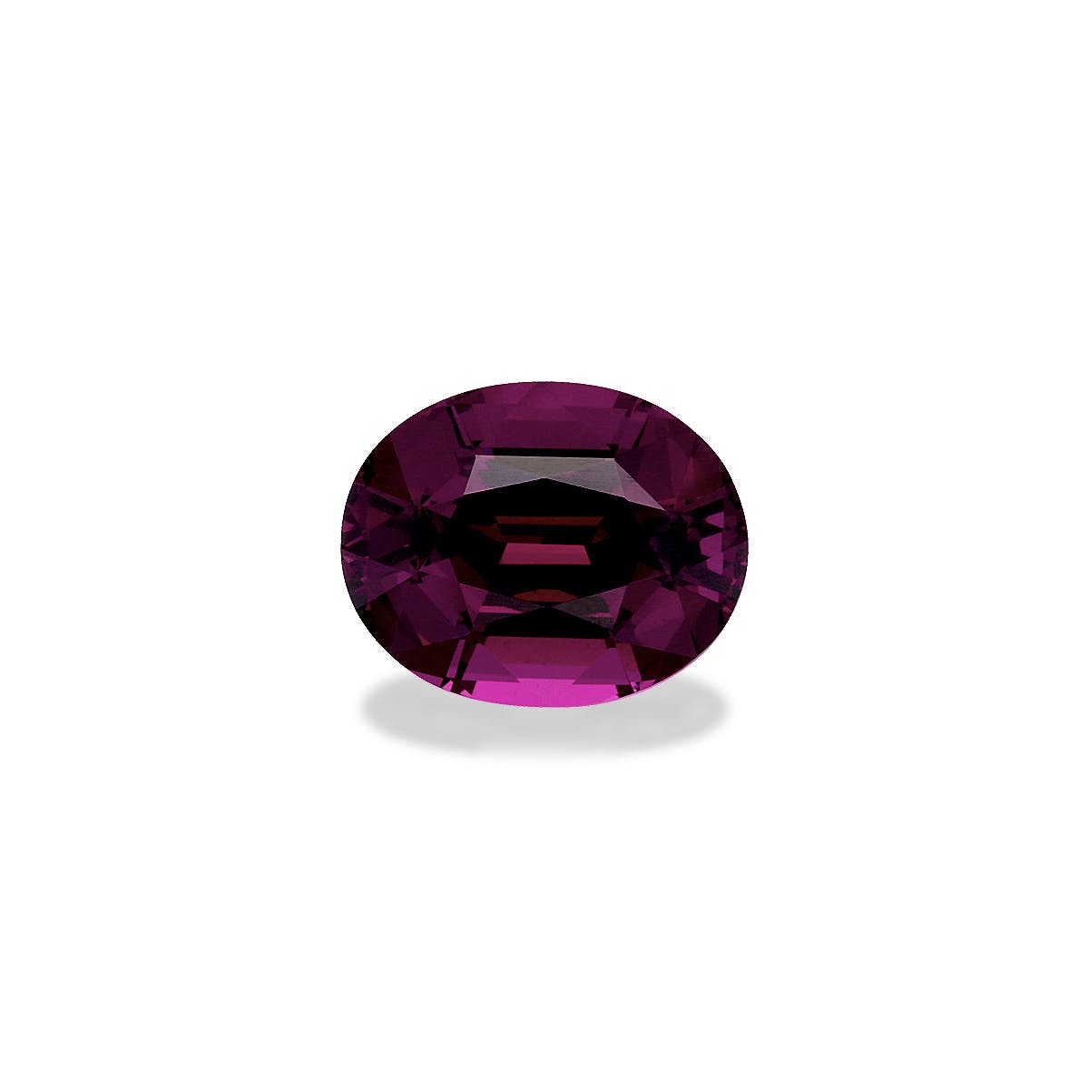 Le Grenat Umbalite, une pierre précieuse ovale de 4,06 ct de Bonnot Paris, est présenté sur un fond blanc uni avec de multiples facettes qui amplifient sa brillance et son éclat violet profond, projetant une ombre douce en dessous.