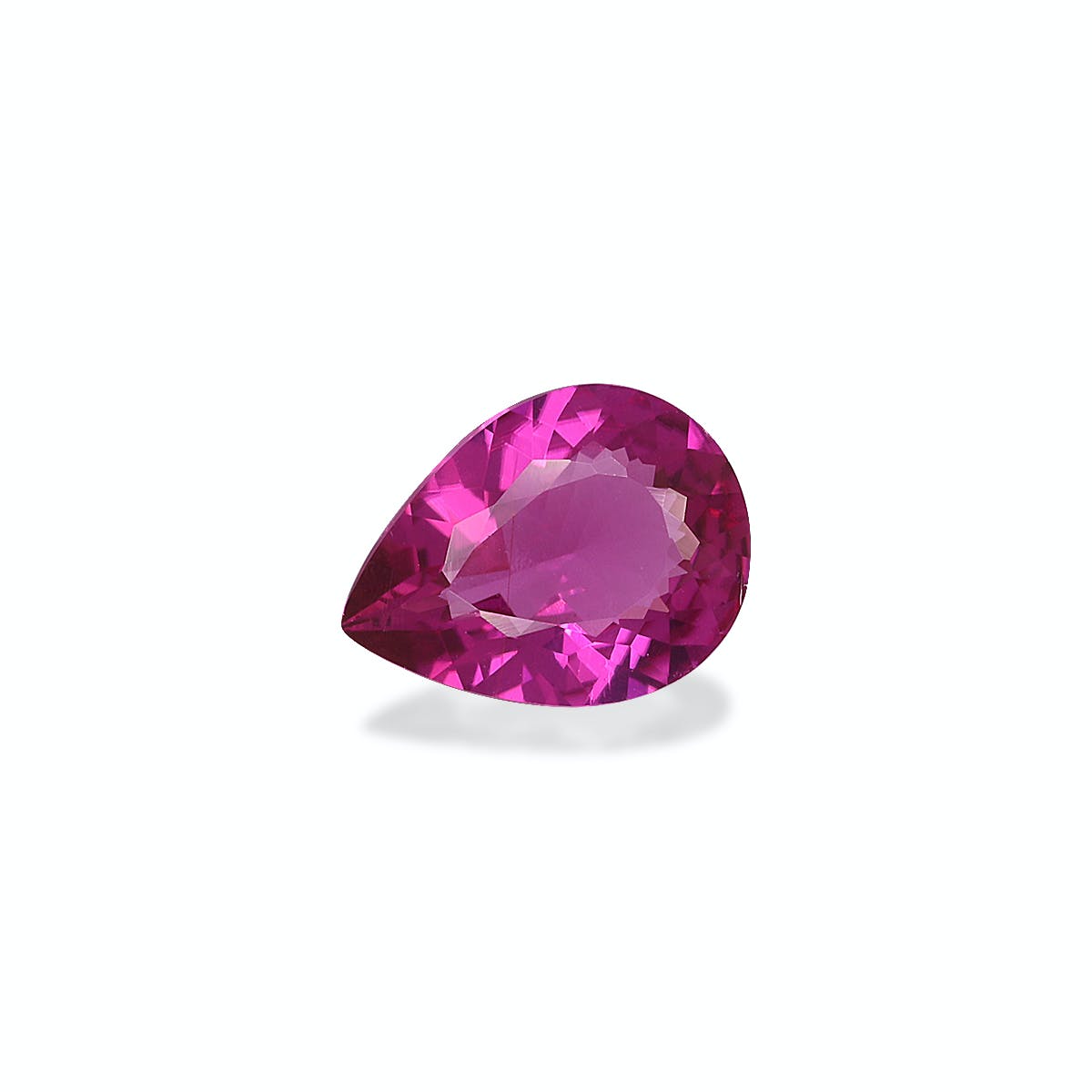 Une pierre précieuse de Tourmaline Rubellite facettée en forme de poire Bonnot Paris, pesant 0,88 ct, sertie sur un fond clair.