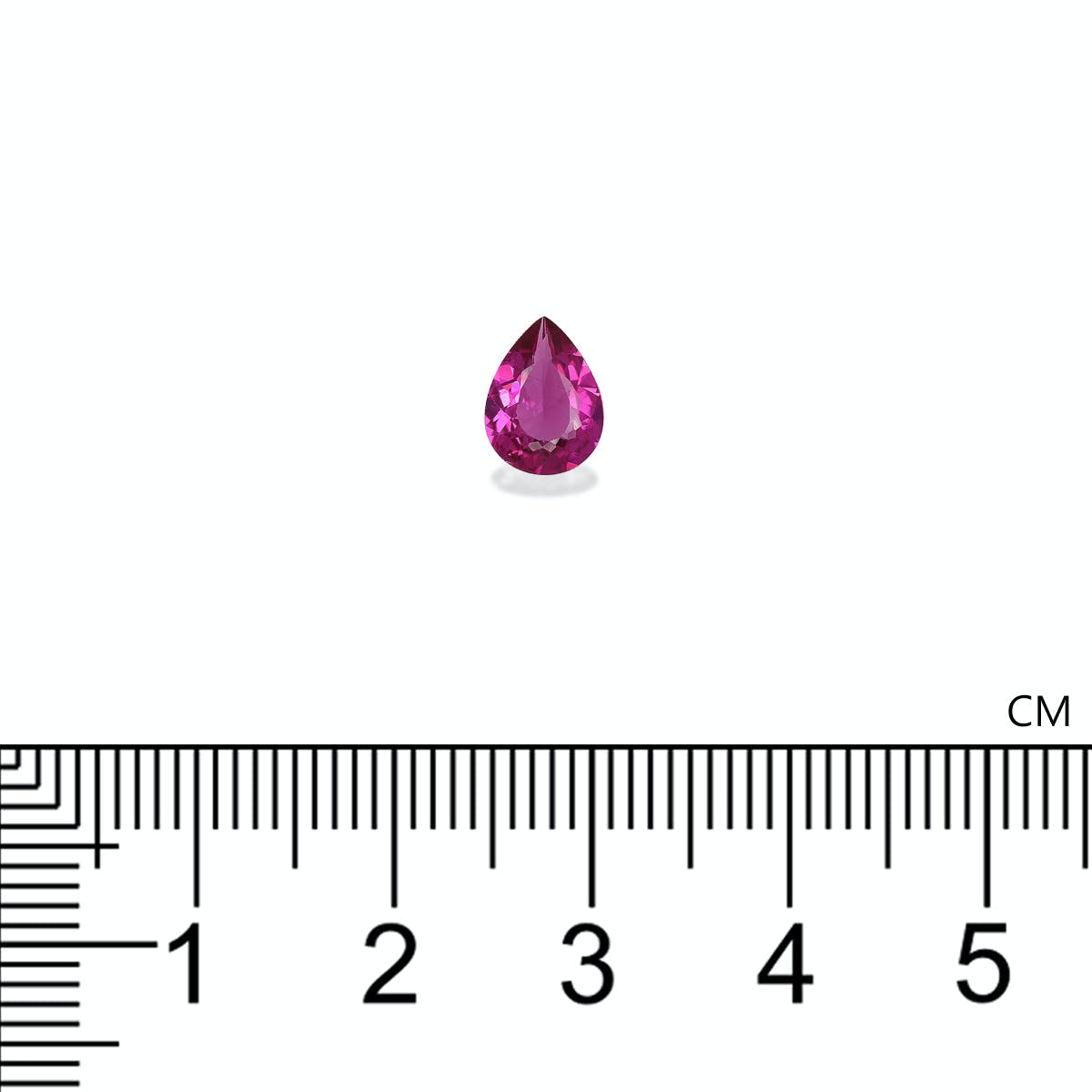 Une pierre précieuse de Tourmaline Rubellite rose en forme de poire de Bonnot Paris, pesant 0,88 ct, est centrée au-dessus d'une règle marquée en cm/mm sur un fond blanc uni, montrant sa petite taille d'environ 1 centimètre de longueur.