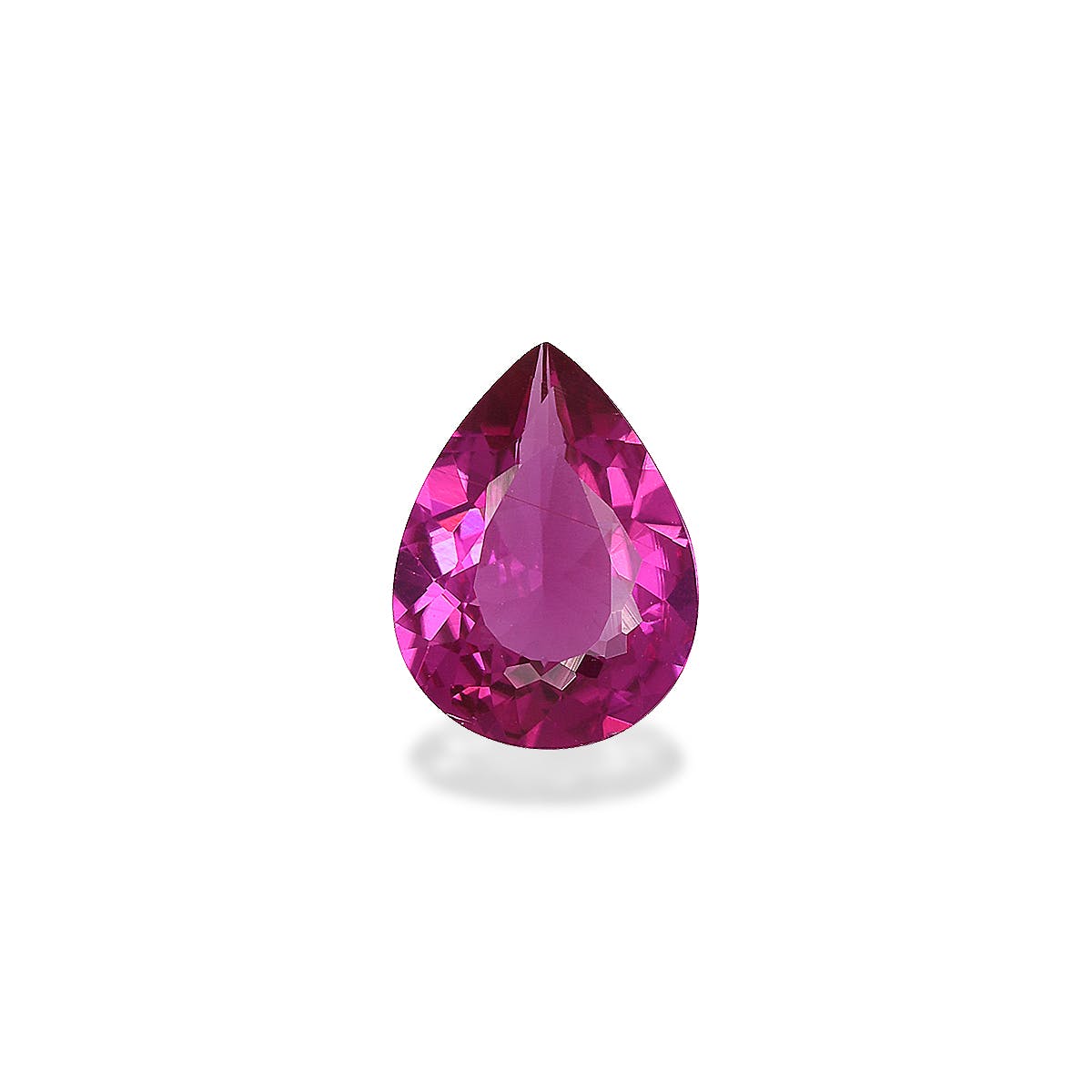 Une Tourmaline Rubellite rose facettée en forme de poire de 0,88 ct de Bonnot Paris sertie sur un fond blanc uni.