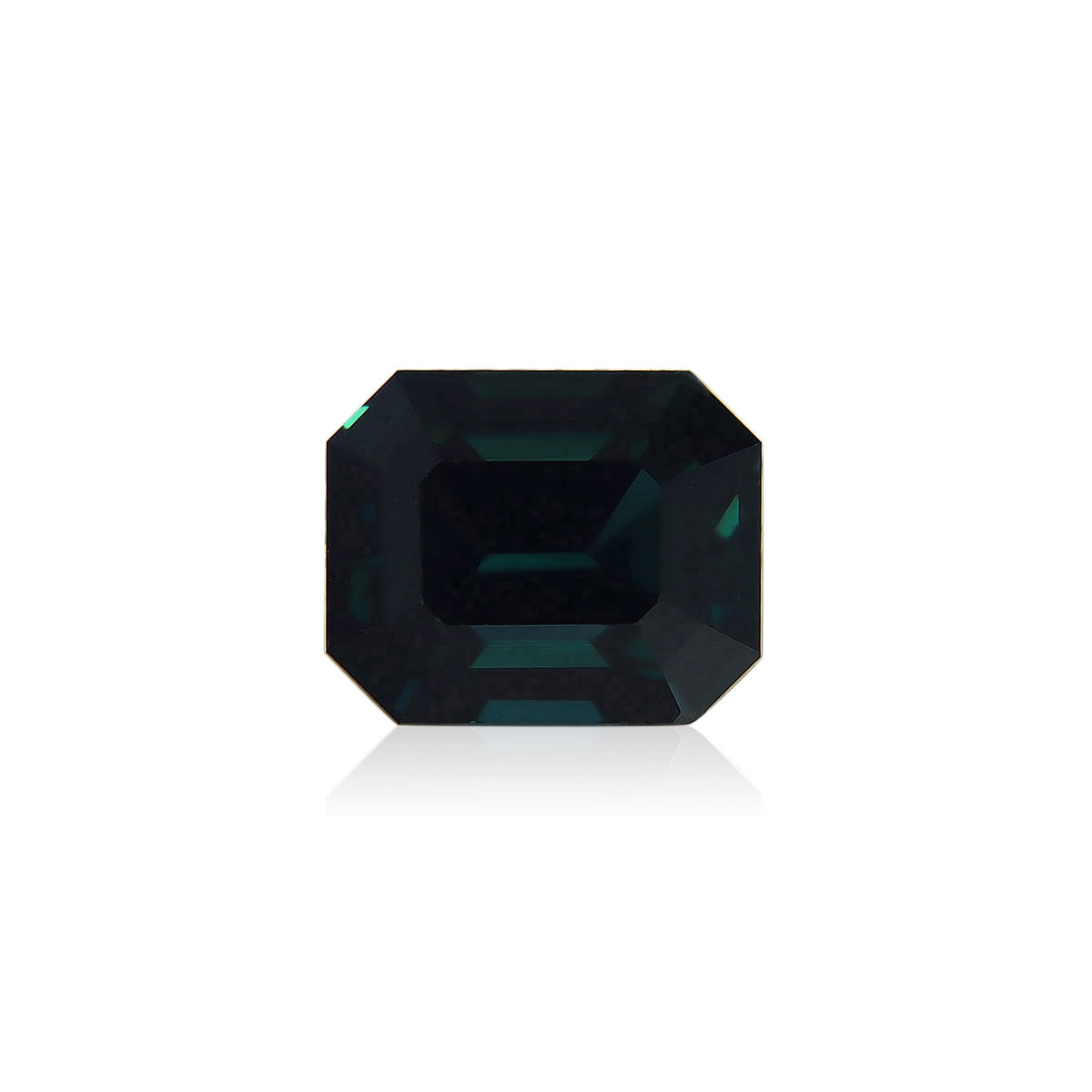 Le Saphir Teal de Bonnot Paris est une pierre précieuse taille émeraude vert foncé de 4,04 carats avec une surface facettée qui reflète magnifiquement la lumière, mise en valeur sur un fond blanc.