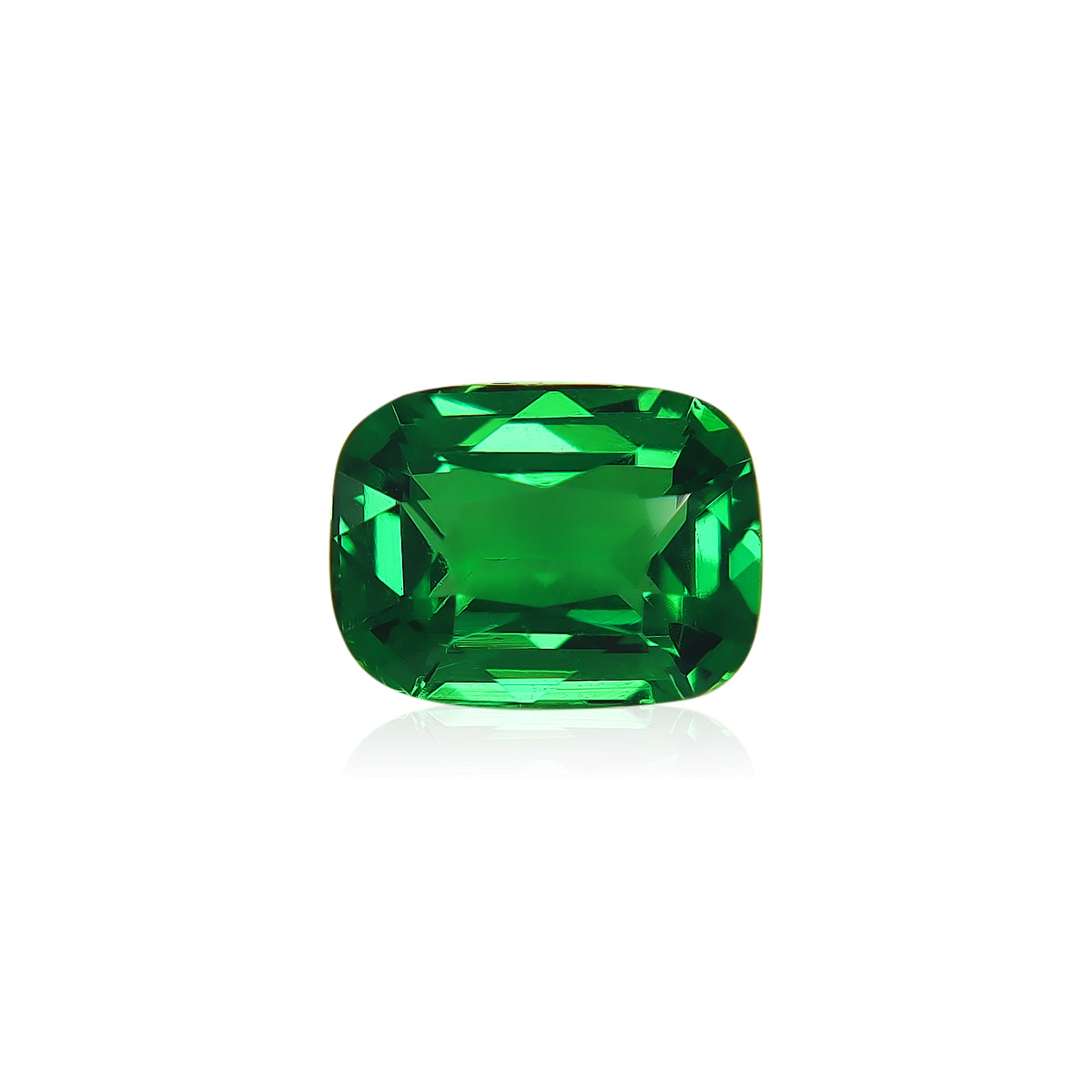 Une magnifique Grenat Tsavorite taille rectangulaire (1,54 ct) de Bonnot Paris présente des bords biseautés, reflétant brillamment la lumière sur un fond blanc.