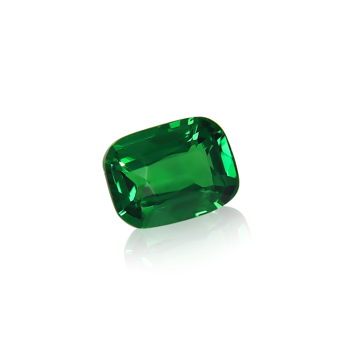 Pierre précieuse d'un vert vibrant, la Grenat Tsavorite 1,54ct de Bonnot Paris, en taille coussin rectangulaire, reflète la lumière sur un fond blanc.