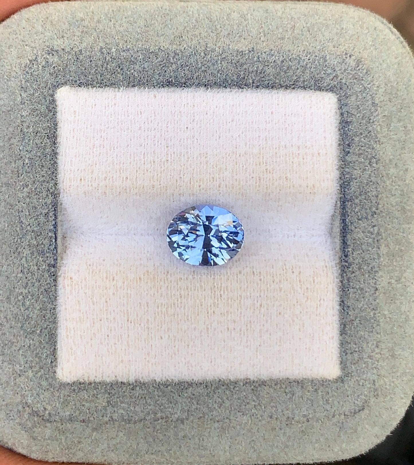 Saphir bleu pastel du Sri Lanka