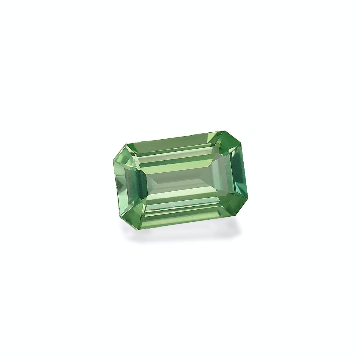 La Tourmaline Verte · 4,82ct de Bonnot Paris est une pierre précieuse verte de taille émeraude, présentant des facettes rectangulaires et une surface brillante et réfléchissante sur un fond blanc uni.