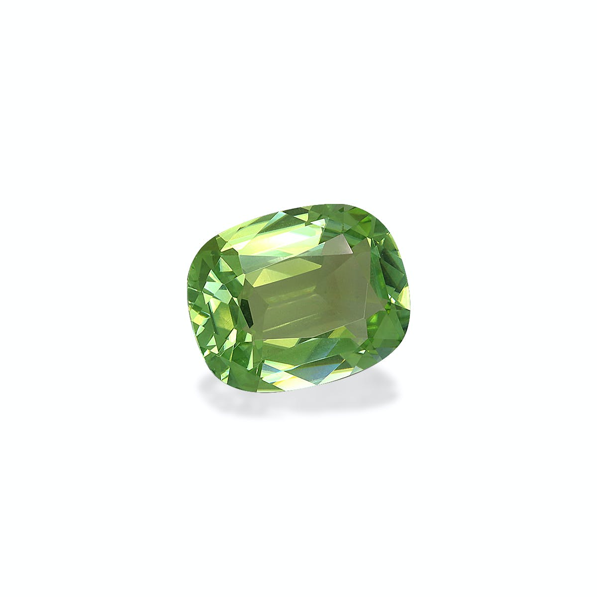 La Tourmaline Verte · 6,19 ct de Bonnot Paris est une pierre précieuse facettée verte étincelante avec une taille coussin rectangulaire, présentant des teintes vertes claires et foncées sur un fond blanc uni, projetant une ombre subtile en dessous.