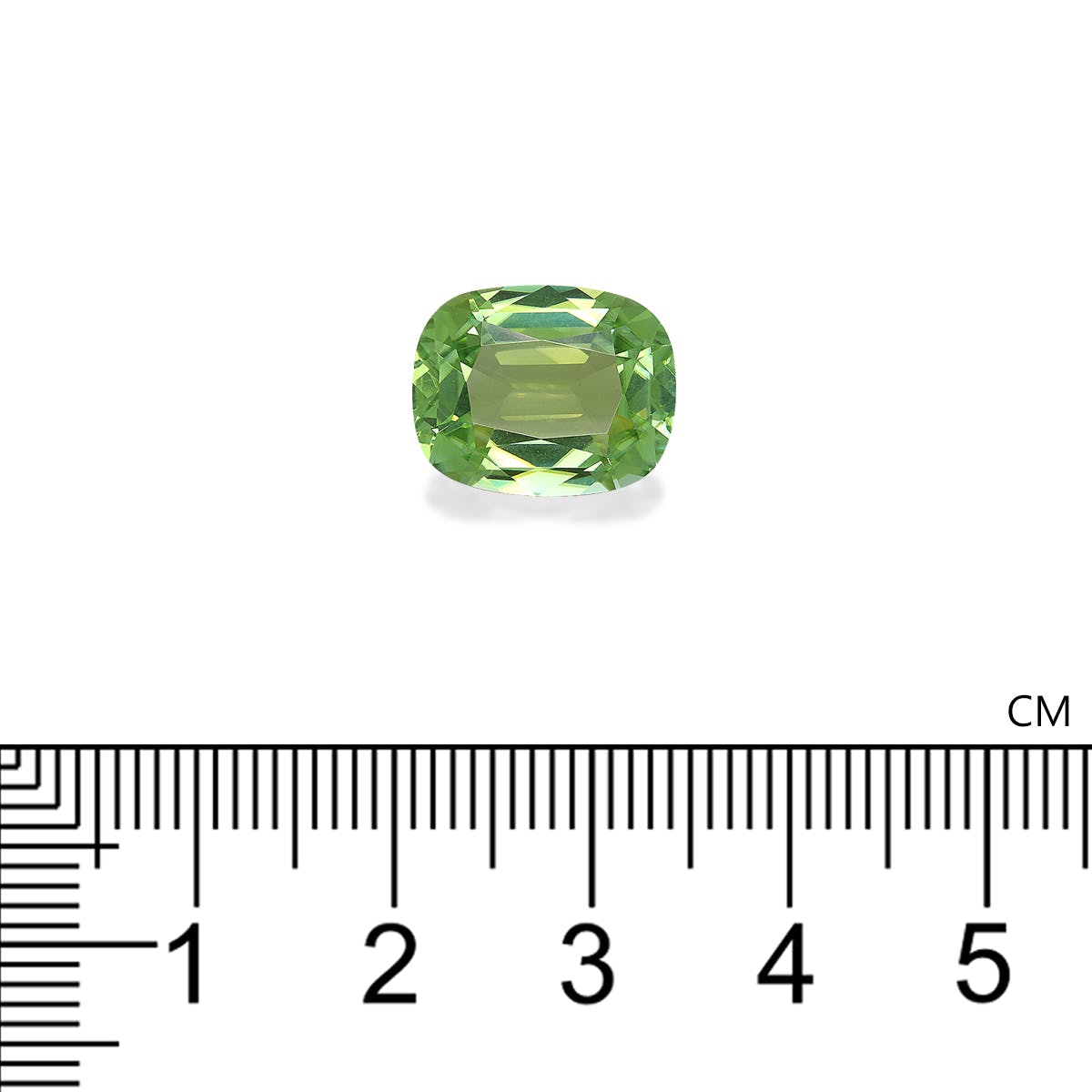 Une pierre précieuse Tourmaline Verte Bonnot Paris · 6,19 ct, sertie sur un fond blanc avec une règle centimétrique, semble mesurer un peu plus d'un demi-centimètre de longueur.