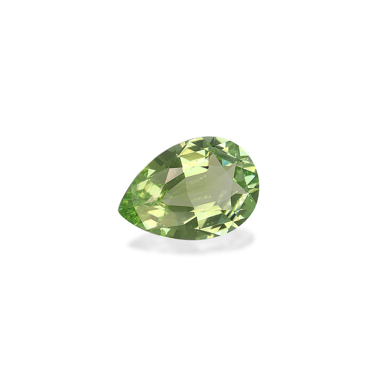 La Tourmaline Verte Bonnot Paris de 3,65 carats est une pierre précieuse verte en forme de poire, dont les facettes reflètent la lumière pour créer un effet scintillant. Placée sur un fond blanc, elle met en valeur sa couleur vive et sa clarté.