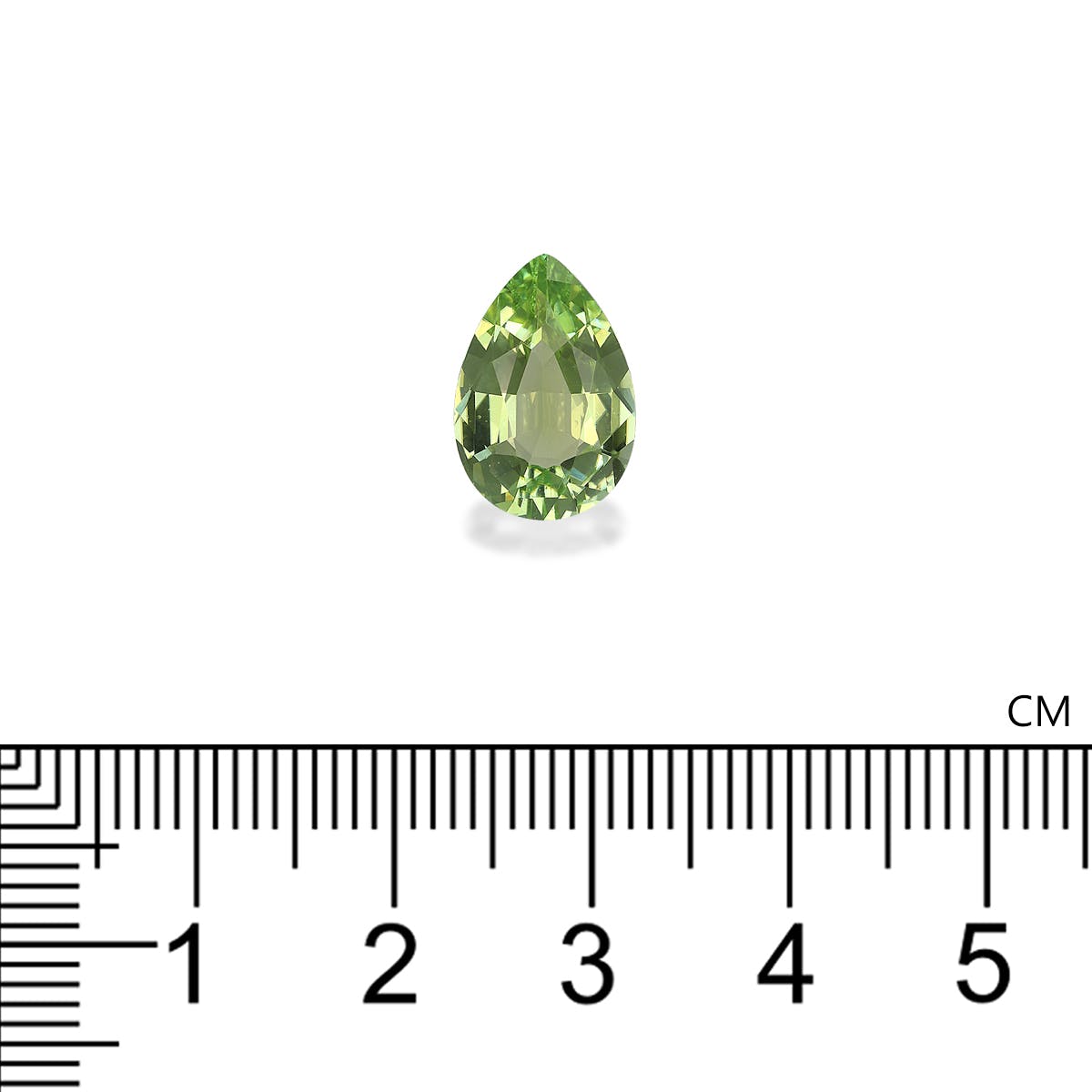 Une pierre précieuse Tourmaline Verte de Bonnot Paris, mesurant environ 1,5 cm de longueur (3,65 ct), se trouve au-dessus d'une règle métrique affichant 0 à 5 cm, mettant en valeur sa forme de larme et sa taille facettée.