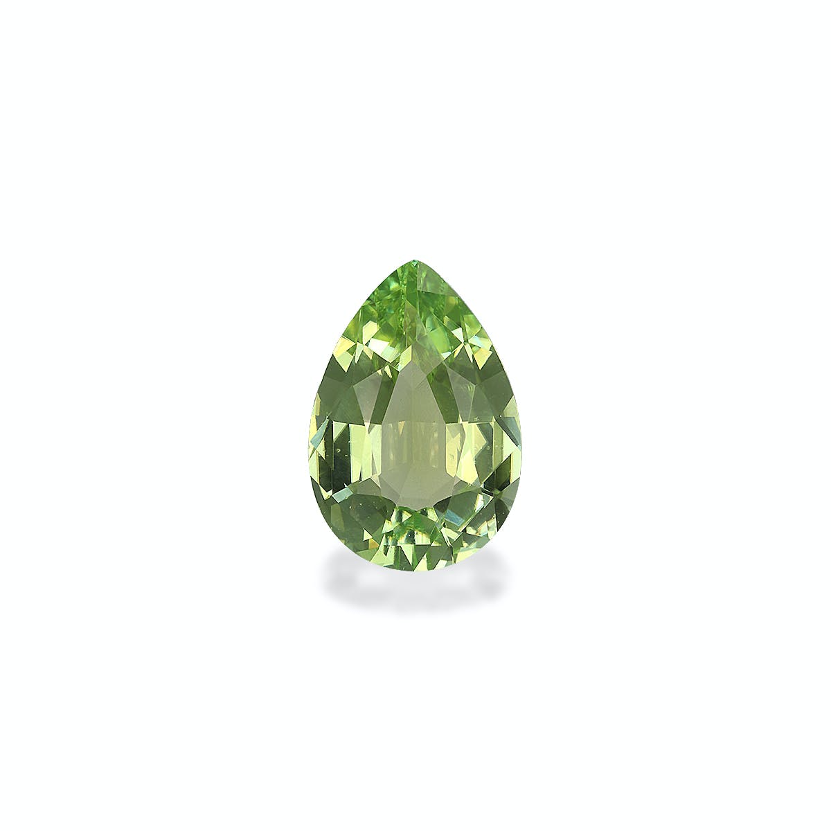La Tourmaline Verte Bonnot Paris 3,65 ct est une pierre précieuse verte facettée en forme de poire avec une surface claire et réfléchissante centrée sur un fond blanc uni.