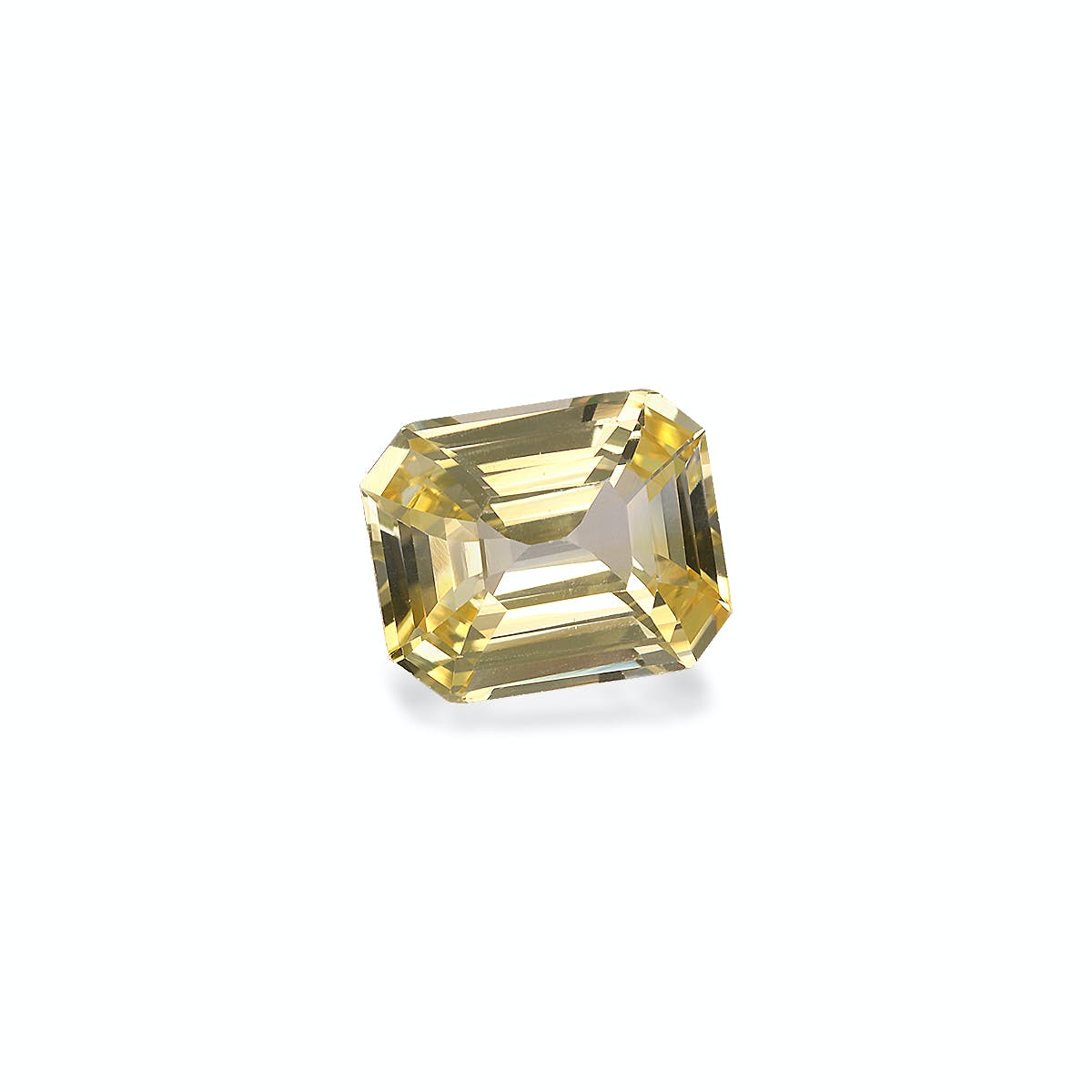 Une pierre précieuse taille émeraude Saphir Jaune de 3,06 ct aux bords biseautés de Bonnot Paris est présentée sur un fond blanc uni.