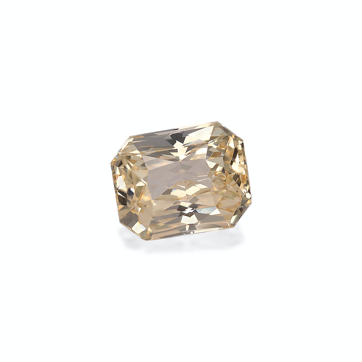 Une pierre précieuse Saphir Jaune taille rectangulaire, brun clair et scintillant de 5,09 ct avec des bords biseautés de Bonnot Paris sur un fond blanc uni.