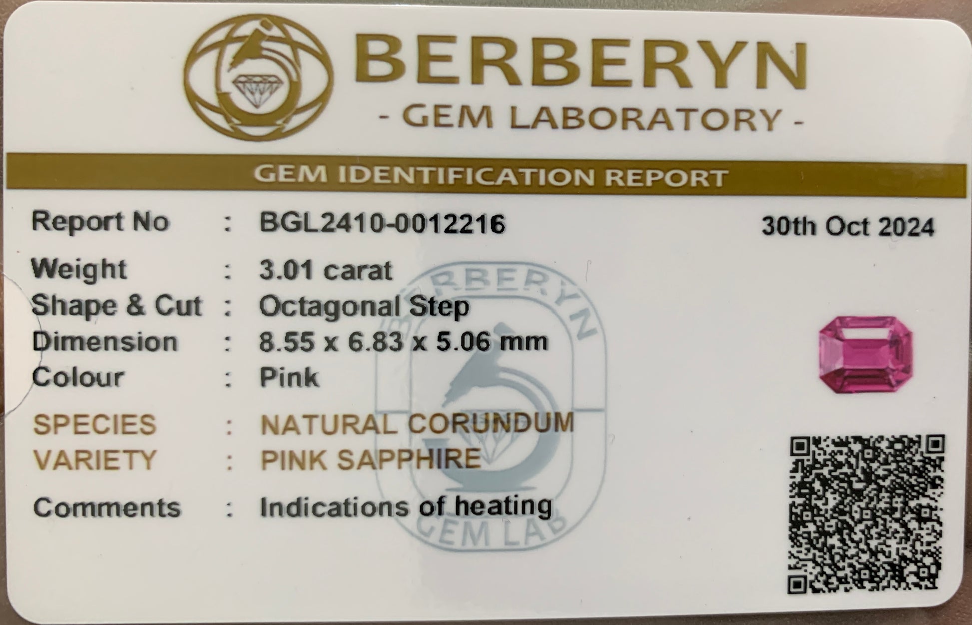 Le rapport numéro BGL2410-0012216 du laboratoire Berberyn Gem décrit un saphir rose de 3,02 carats, taille octogonale à degrés, mesurant 8,55 x 6,83 x 5,06 mm, daté du 30 octobre 2024, et doté d'un code QR pour vérification. Nom du produit : Saphir rose • 3,02 ct par [NOUVEAU] Bonnot Paris.