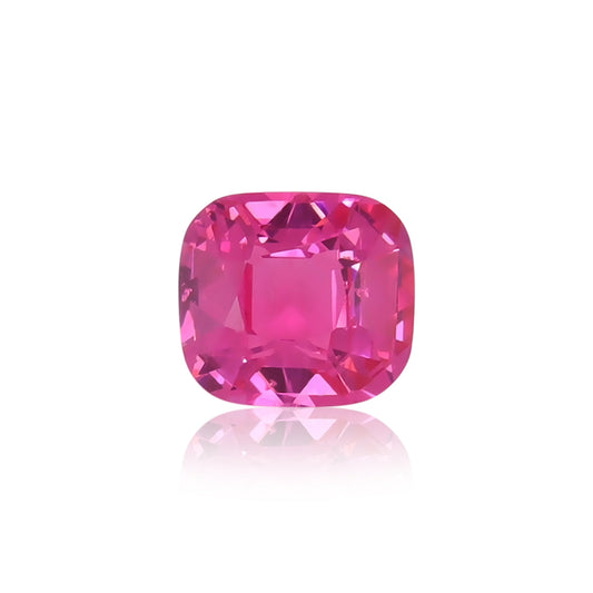 Le Spinelle Mahenge de 2,17 carats de Nascendi Paris, avec sa taille coussin et sa surface facettée, reflète magnifiquement la lumière. Sur un fond blanc, cette pierre rose vif met remarquablement en valeur sa couleur riche et sa clarté.
