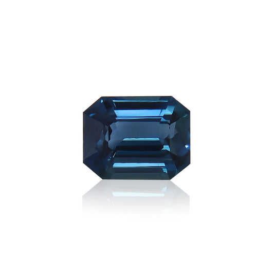 Le saphir bleu facetté rectangulaire de 2,57 ct, Saphir Teal de Bonnot Paris, brille d'une couleur riche et d'une clarté sur un fond blanc uni.