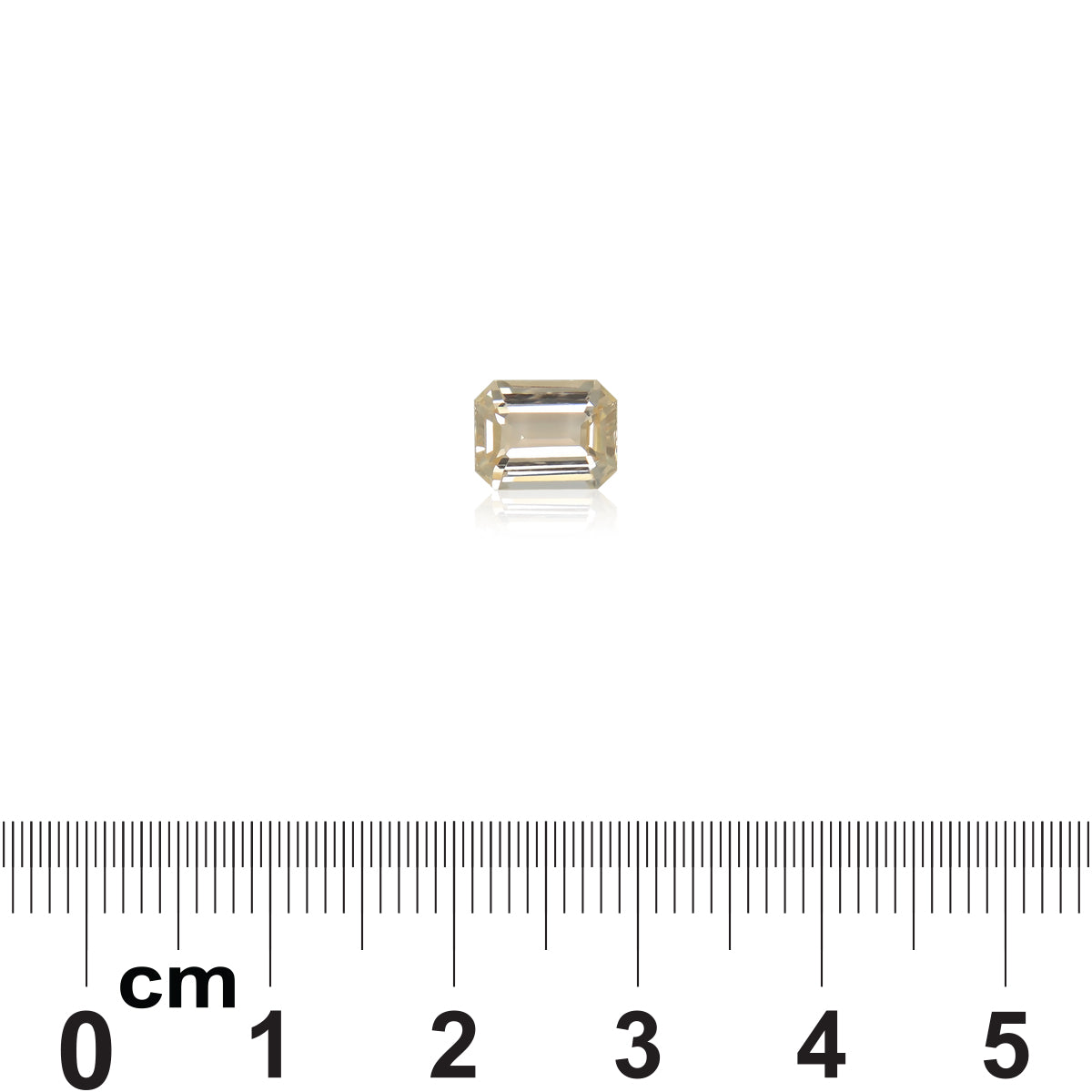 Une petite pierre précieuse rectangulaire transparente, rappelant une taille émeraude, est centrée sur un fond blanc. Sous le Saphir Orange · 1,82 ct de Bonnot Paris se trouve une règle (0–6 cm) servant d'échelle, idéale pour les bijoux sur mesure.