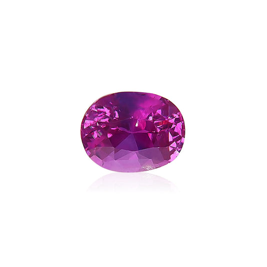 Le Saphir Rose · 1,5 carat de Bonnot Paris, une pierre précieuse rose taille ovale, brille par sa surface facettée sur un fond blanc uni. Sa couleur vibrante et son éclat brillant rappellent le célèbre Saphir du Sri Lanka, affichant une élégance captivante.