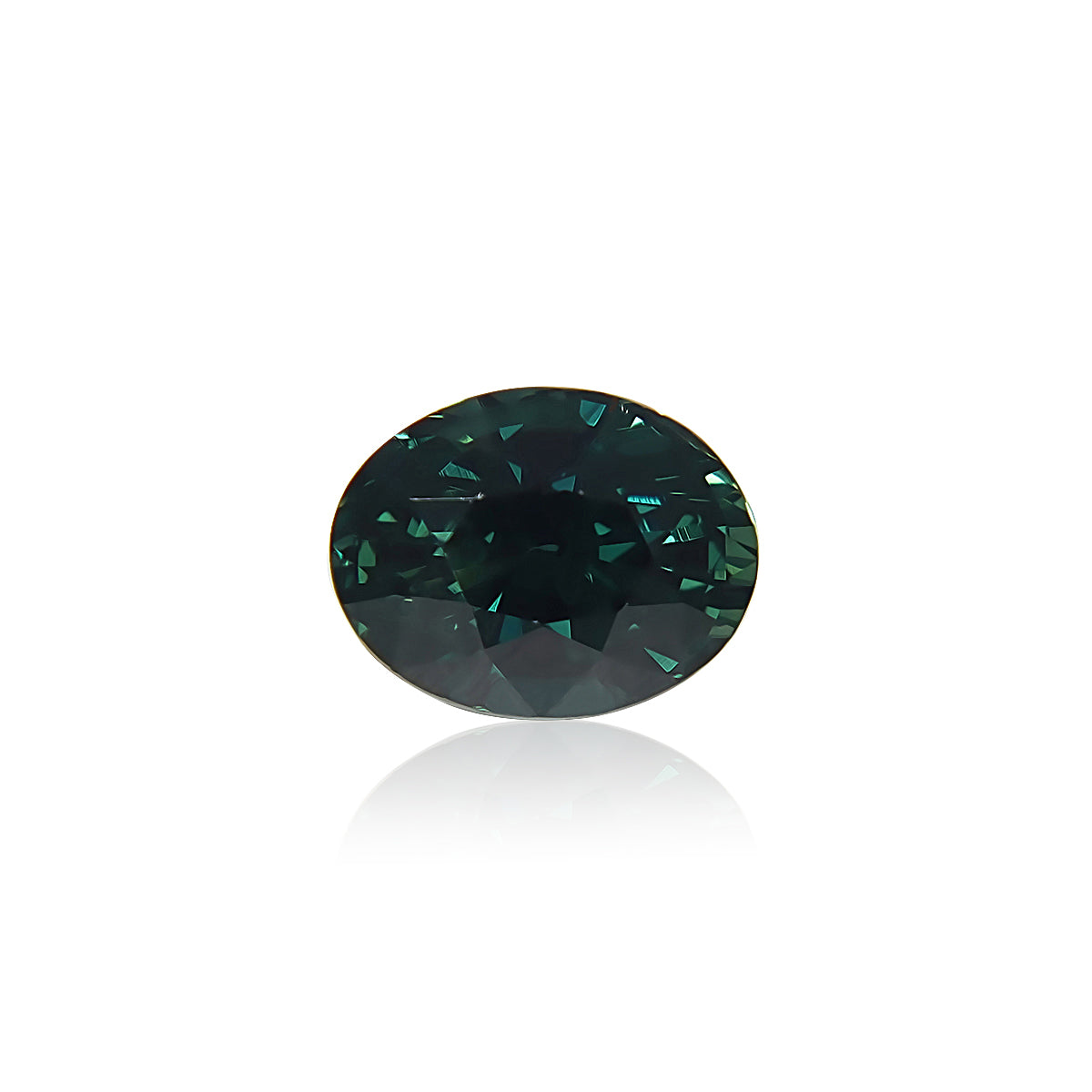 Le Saphir Teal · 2,04 ct de Bonnot Paris est une pierre précieuse de taille ovale avec une teinte vert foncé qui reflète magnifiquement la lumière, capturant l'élégance et l'attrait de Madagascar sur un fond blanc uni.