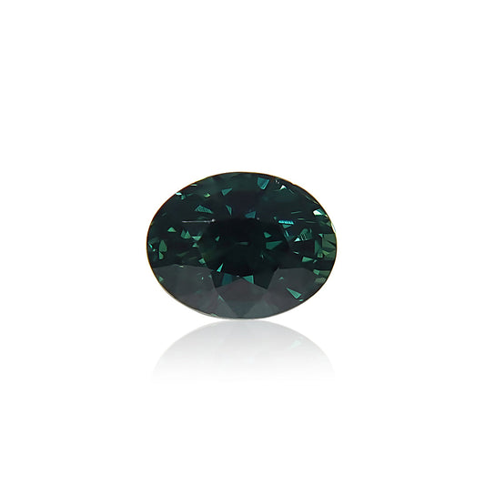 Le Saphir Teal · 2,04 ct de Bonnot Paris est une pierre précieuse de taille ovale avec une teinte vert foncé qui reflète magnifiquement la lumière, capturant l'élégance et l'attrait de Madagascar sur un fond blanc uni.