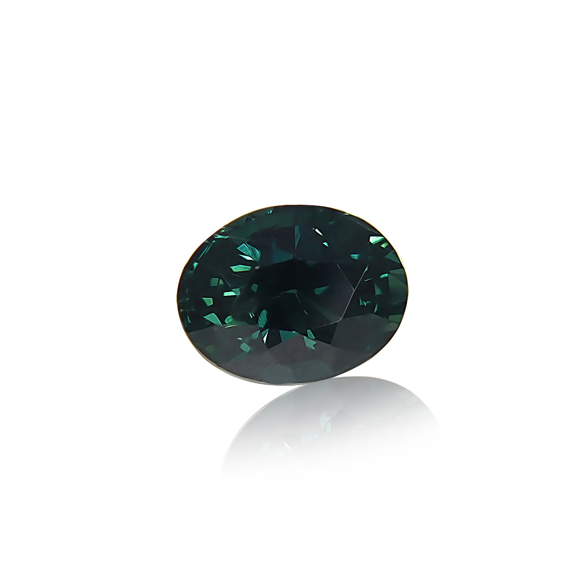 Le Saphir Teal · 2,04 carats de Bonnot Paris est un saphir poli, taille ronde, d'un bleu sarcelle profond, reflétant la lumière sur un fond blanc. Originaire de Madagascar, cette pierre élégante séduit par sa beauté et son élégance saisissantes.
