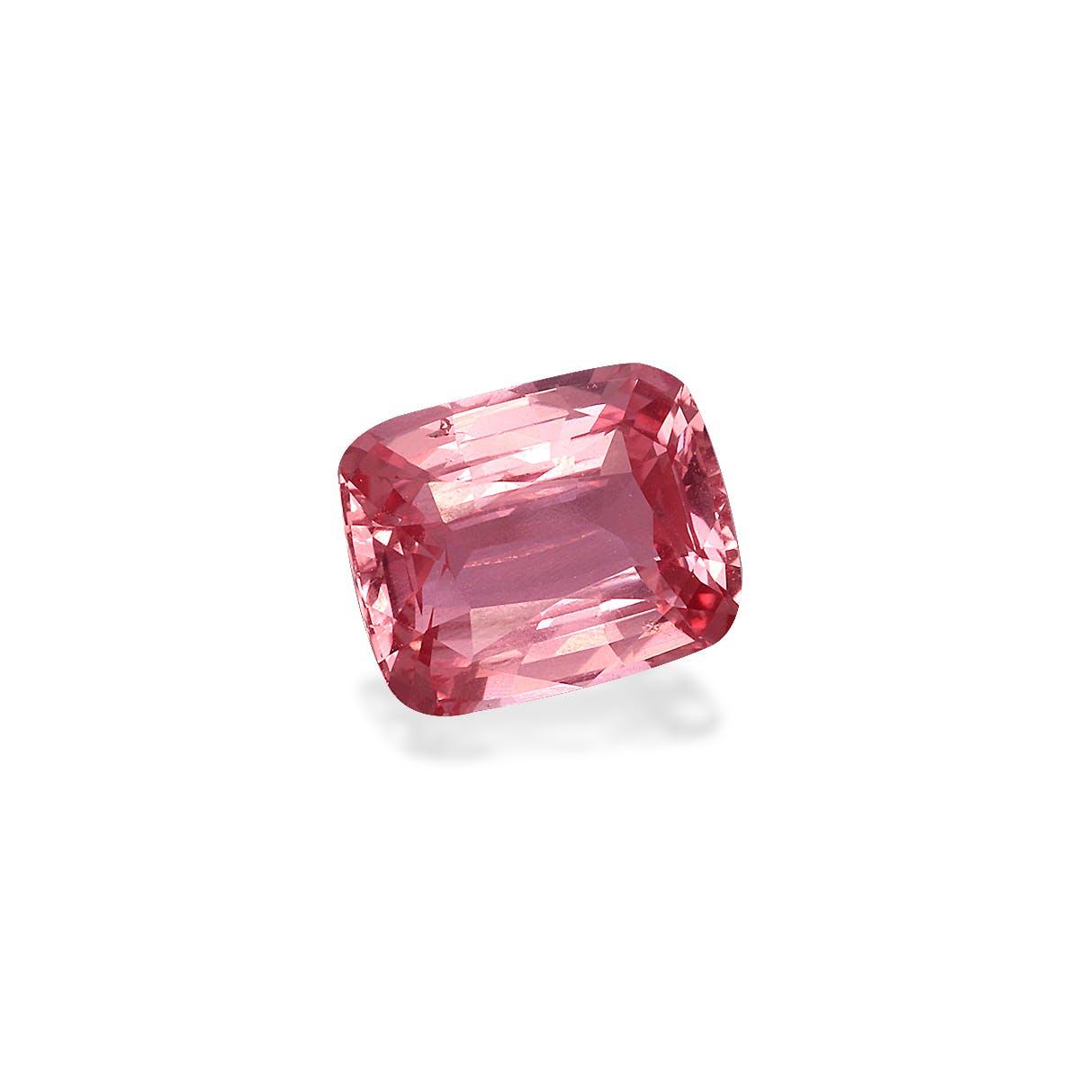 Le Saphir Padparadscha 2,02ct de Bonnot Paris, une pierre précieuse rose de taille rectangulaire, est serti sur un simple fond blanc pour mettre en valeur ses facettes et sa couleur vibrante.