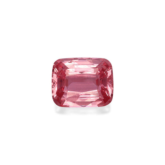 Un superbe Saphir Padparadscha taille coussin rectangulaire, 2,02 ct par Bonnot Paris, repose sur un fond blanc, ses facettes reflétant la lumière pour mettre en valeur sa couleur rose vibrante et sa clarté remarquable.