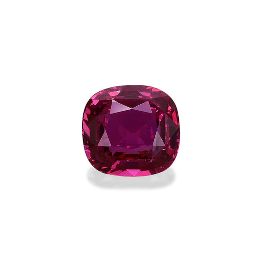 Le Saphir Rose · 2,55 carats de Bonnot Paris est une pierre précieuse taille coussin d'un rouge profond et éclatant. Ses facettes reflètent magnifiquement la lumière, soulignant sa clarté et sa couleur intense sur un fond blanc.