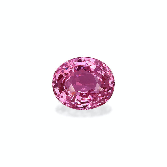 Le Saphir Rose · 3,55 carats de Bonnot Paris, une pierre rose ovale facettée, se présente sur un fond clair projetant une ombre douce. Sa surface reflète la lumière, soulignant sa clarté et sa couleur vibrante.