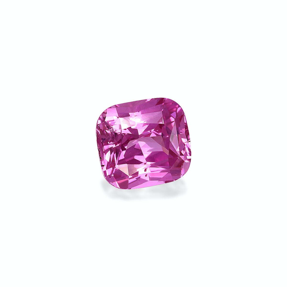 Le Saphir Rose · 3,55 ct de Bonnot Paris est une pierre précieuse taille coussin rose éclatante aux facettes complexes et aux teintes vibrantes, sertie sur un fond blanc uni.