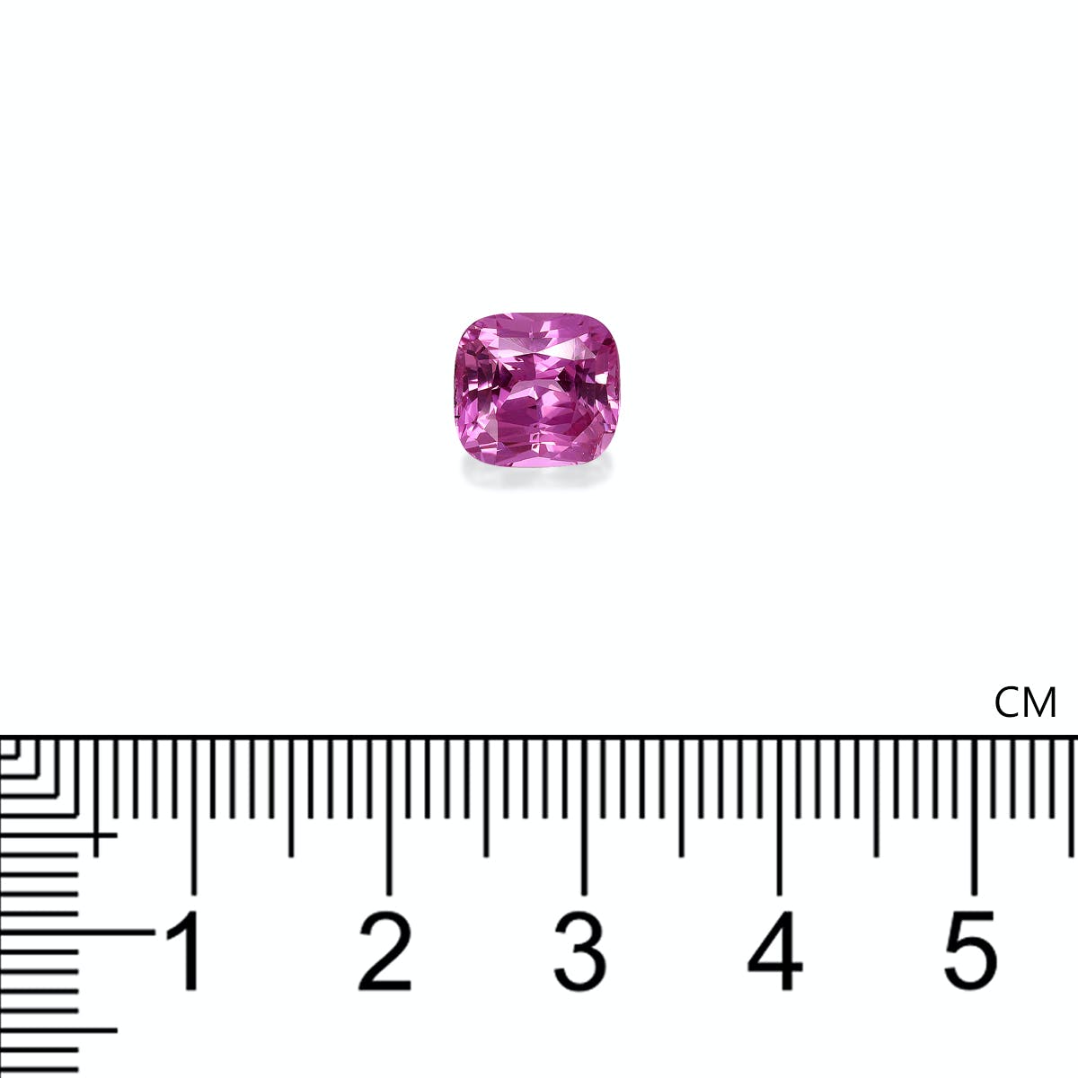 Le Saphir Rose · 3,55 ct de Bonnot Paris, une pierre précieuse rose taille coussin, est présenté sur un fond clair avec une règle graduée en centimètres en dessous, soulignant sa petite taille.