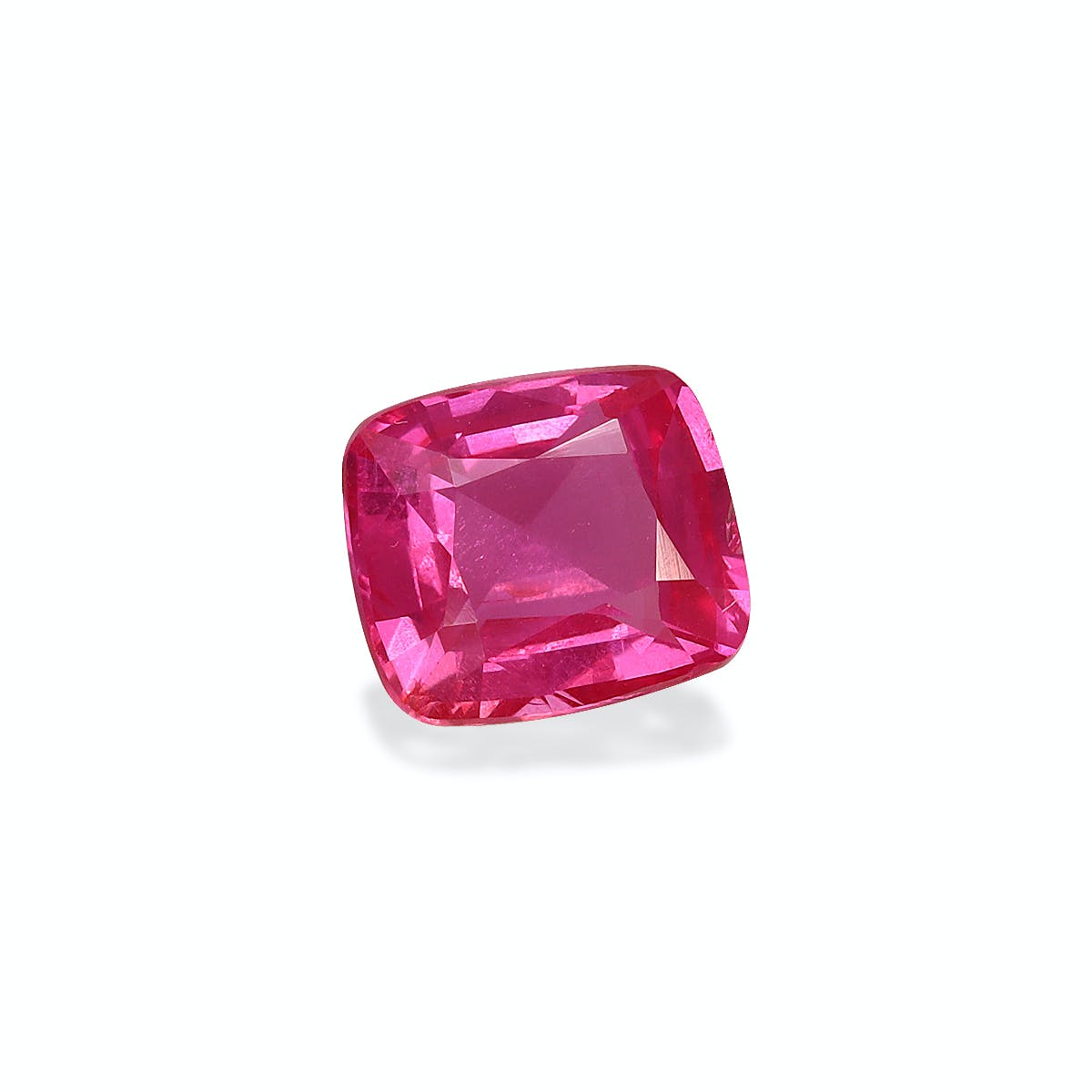 Le Saphir Rose · 1,55 ct de Bonnot Paris présente une pierre précieuse rose vibrante, taille coussin, sur un fond blanc uni, mettant en valeur ses facettes et projetant une légère ombre.