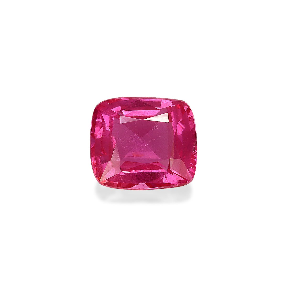 Le Saphir Rose, une pierre précieuse rose foncé de 1,55 ct de Bonnot Paris, a une taille carrée et une apparence légèrement transparente qui met magnifiquement en valeur ses facettes car elle reflète la lumière sur un fond blanc uni.