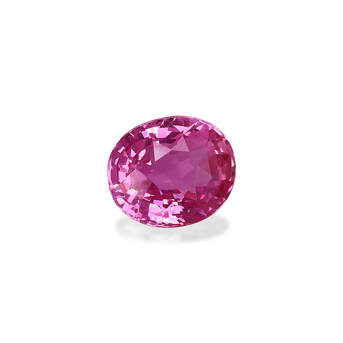 La pierre précieuse Bonnot Paris Saphir Rose · 2,08 ct, avec sa teinte rose vibrante et ses multiples facettes, reflète la lumière avec brio, créant un effet scintillant sur un fond blanc uni qui rehausse sa couleur et sa clarté époustouflantes.